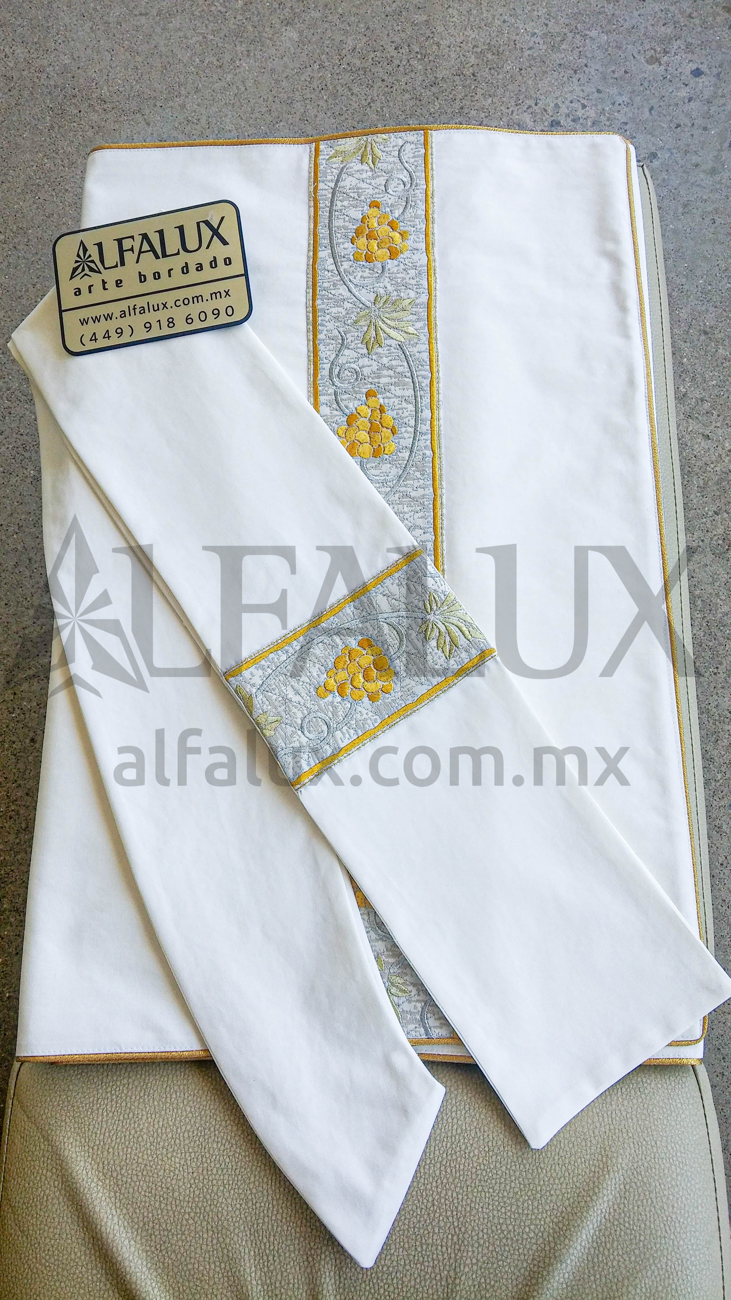 03 UVAS Capa Brocado blanco Capa 43